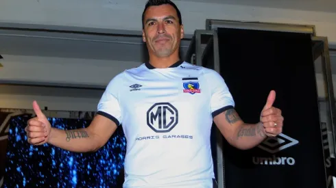 Esteban Paredes luciendo la camiseta de Colo Colo que cambiará por completo: sale Umbro y entra Adidas y Pilsen del Sur reemplaza a MG Motors en 2021.