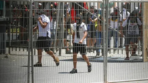 Hinchas aprietan al primer equipo