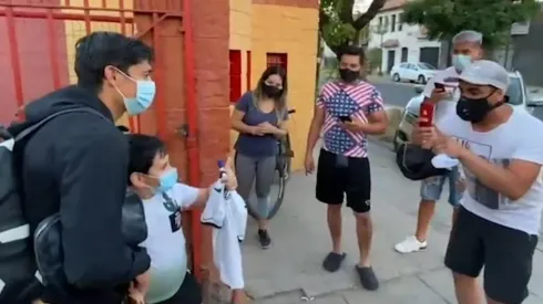 El volante compartió con los hinchas en el Santa Laura