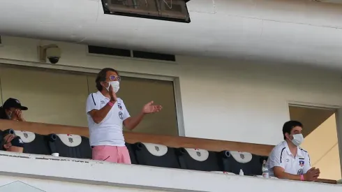 Aníbal Mosa evalúa entregar un premio a los jugadores | Foto: Agencia Uno