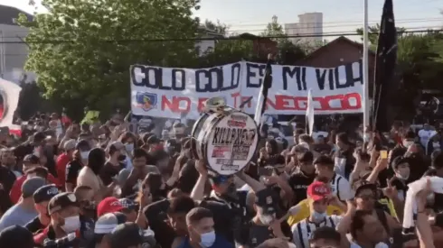 Los hinchas buscan maneras de dar su aliento a Colo Colo lejos de las canchas.