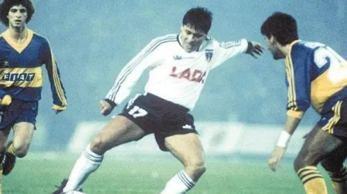 Patricio Yáñez encarando a sus marcadores de Boca Juniors con la pelota