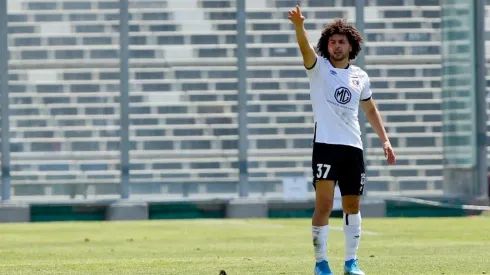 Maximiliano Falcón apoya a sus compañeros en la previa ante Everton | Foto: Agencia Uno