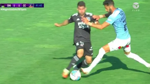 El planchazo de Larrondo que le costó la expulsión.