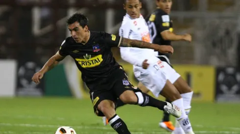 Esteban Paredes avanza ante la atenta mirada de Neymar.