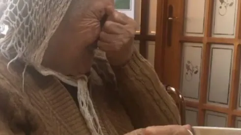 La abuelita no dio más de la emoción tras el gol de Iván Morales.