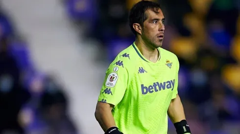 Claudio Bravo será titular en el Betis.