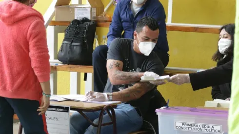 Esteban Paredes como vocal de mesa en el pasado plebiscito.