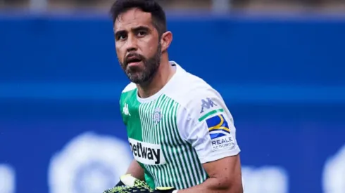 Claudio Bravo aseguró su presencia en torneos europeos.