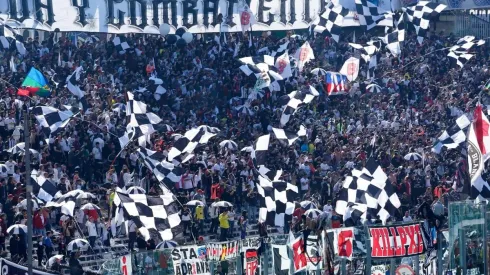 Hinchas del Cacique llegaron en masa al Costanera Center exigiendo la apertura de los estadios.