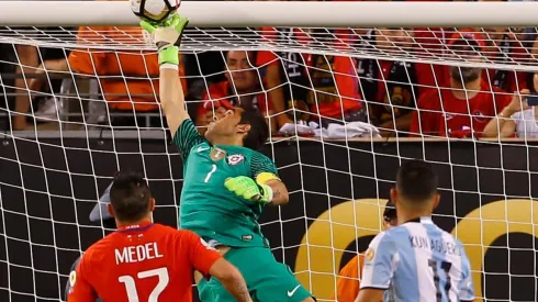 Claudio Bravo será el capitán de la Roja esta noche.