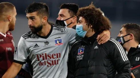 Maximiliano Falcón siendo sacado del altercado con el cuerpo técnico papayero.