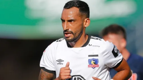 Ronald De la Fuente disputando un Superclásico con Colo Colo.