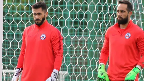 Claudio Bravo con Johnny Herrera fueron compañeros por años en la Roja.