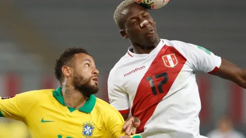 Brasil juega ante Perú en el Estadio Olímpico Nilton Santos.