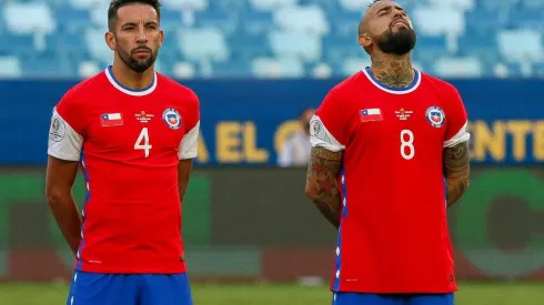 Arturo Vidal y Mauricio Isla son dos jugadores que están a una amarilla de perderse los cuartos de final.