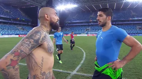 La amistosa charla entre Arturo Vidal y Luis Suárez.