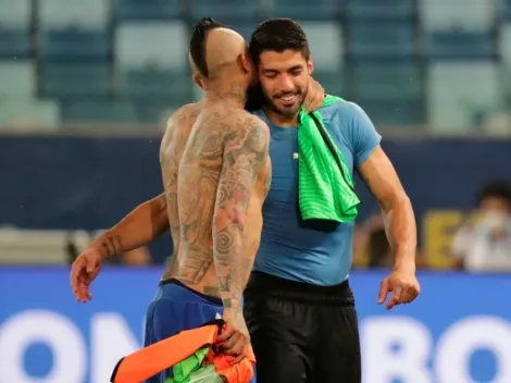 ¿Debió valer? Vidal reclamó patada de Suárez en el gol de Uruguay