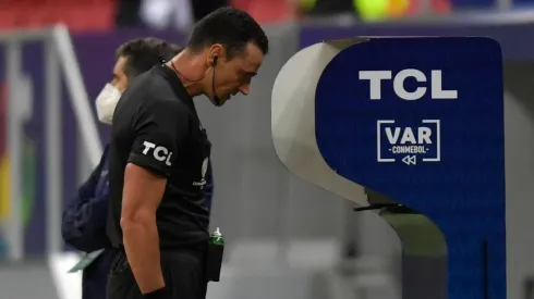 Roldán decidió no cobrar el penal a favor de Chile.