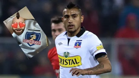 Arturo Vidal fascinado con su nueva camiseta de Colo Colo.