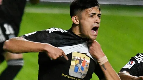 Solari lleva a sus padres debajo de la camiseta de Colo Colo.