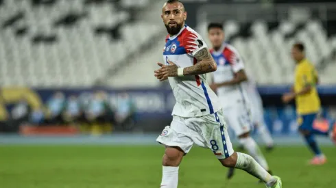 Peruanos critican a la FIFA por foto de Vidal tapando a su país.