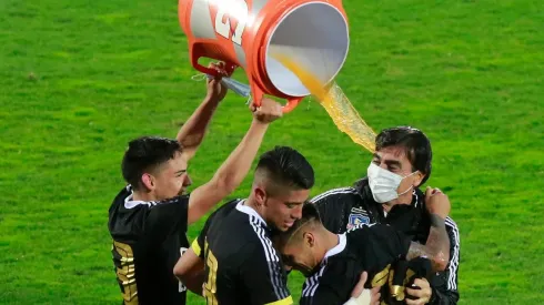 El profe terminó los festejos completamente mojado