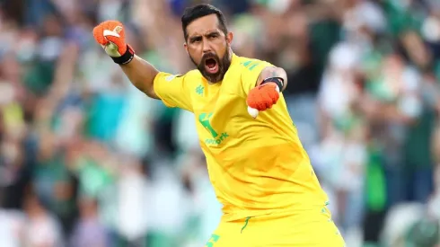 Claudio Bravo celebra en España