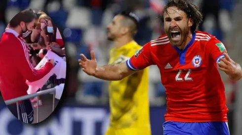 Ben Brereton firmando una camiseta de Colo Colo