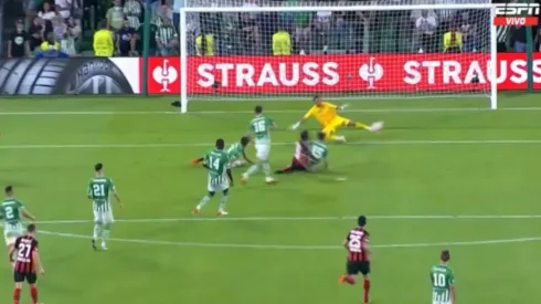 Claudio Bravo la rompe en el Real Betis