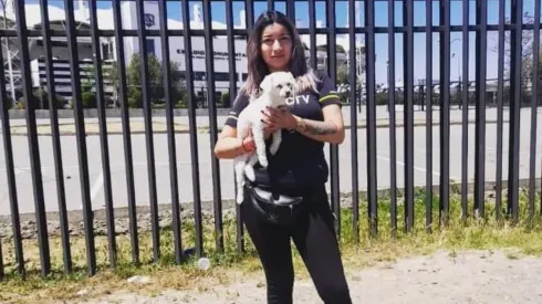 Marlene junto a su mascota, Grettel.