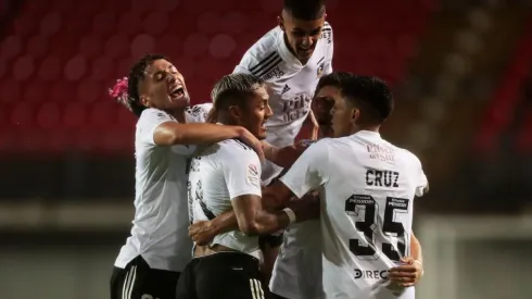 Los juveniles apoyando a sus compañeros.