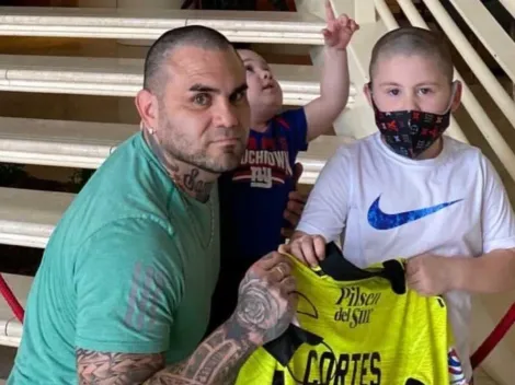 Bogado no se olvida de Colo Colo y recibe la camiseta de Brayan Cortés