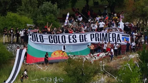 Hinchas de Colo Colo se toman el Cerro Condell para apoyar al Cacique.