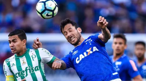 El volante argentino también defendió las camisetas del Legia Varsovia de Polonia y de Vélez Sársfield de su país.