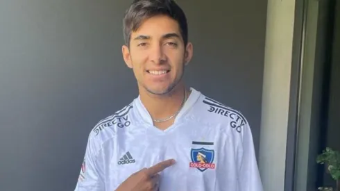 Garín posando con la camiseta de Colo Colo.