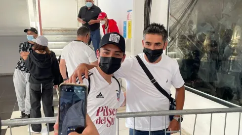 Braulio Leal fue muy requerido por los hinchas que pedían una foto con él.