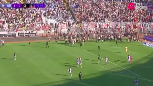 Un centenar de hinchas ingresaron a la cancha a celebrar un gol ilícito de Carlo Villanueva