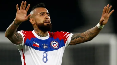 Peruanos critican a la FIFA por foto de Vidal tapando a su país.