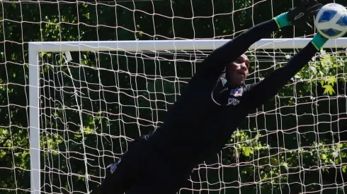 Omar tuvo bastante trabajo esta mañana ante Estudiantes.