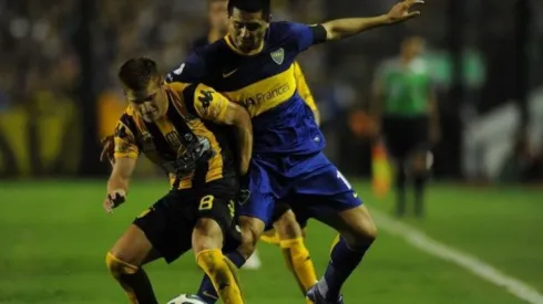 Leonardo Gil enfrentando a Juan Román Riquelme.