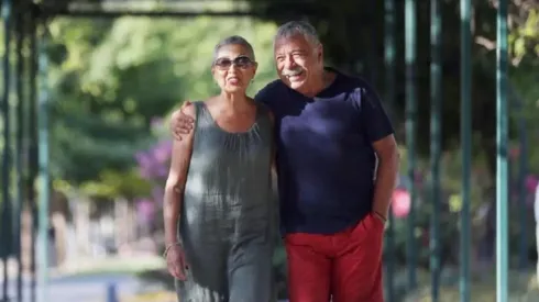 Carlos Caszely está firme junto a su esposa en este duro momento.