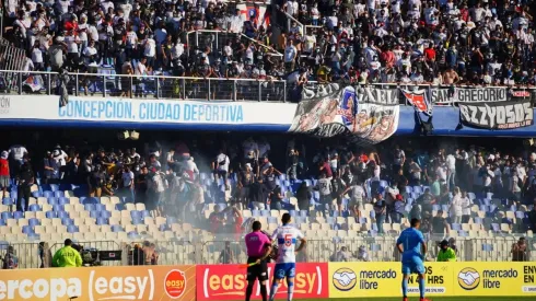 Los incidentes en las tribunas detuvieron el partido en el Ester Roa Rebolledo.