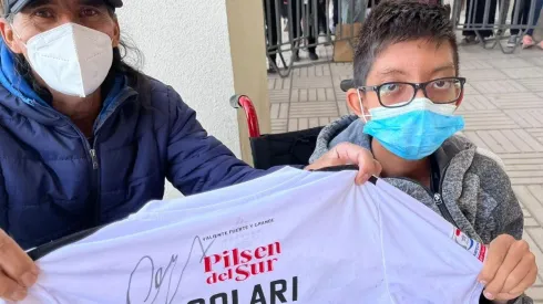 Alexis le firmó la camiseta de Colo Colo a un joven fanático