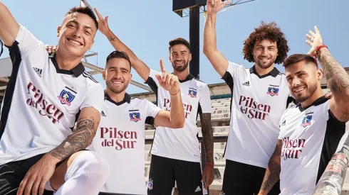 Los jugadores del Cacique posando con la nueva camiseta alba.