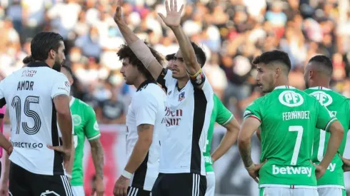 Gabriel Suazo pidiendo el buen comportamiento a los hinchas ante Audax.