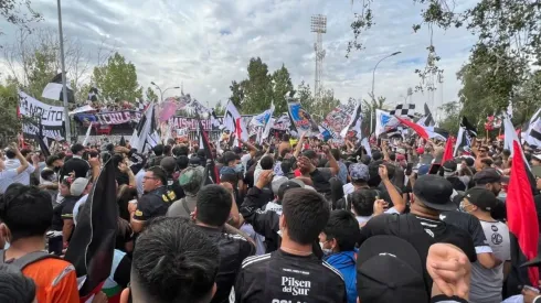 Los hinchas presentes en las inmediaciones del Monumental.