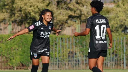 Ysaura Viso celebra con su compatriota Yusmery Ascanio en el debut de Colo Colo.