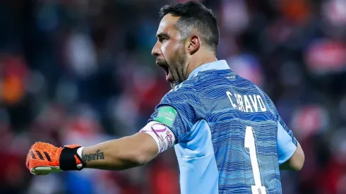 Claudio Bravo no baja los brazos ni en la visita ante Brasil.
