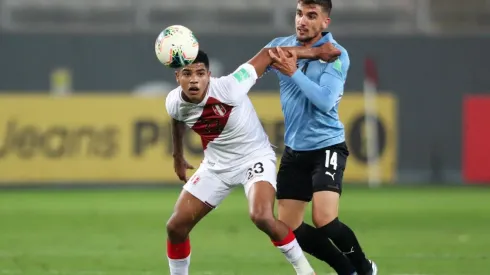 La selección peruana podría darle una mano a la Roja en caso de vencer a Uruguay.